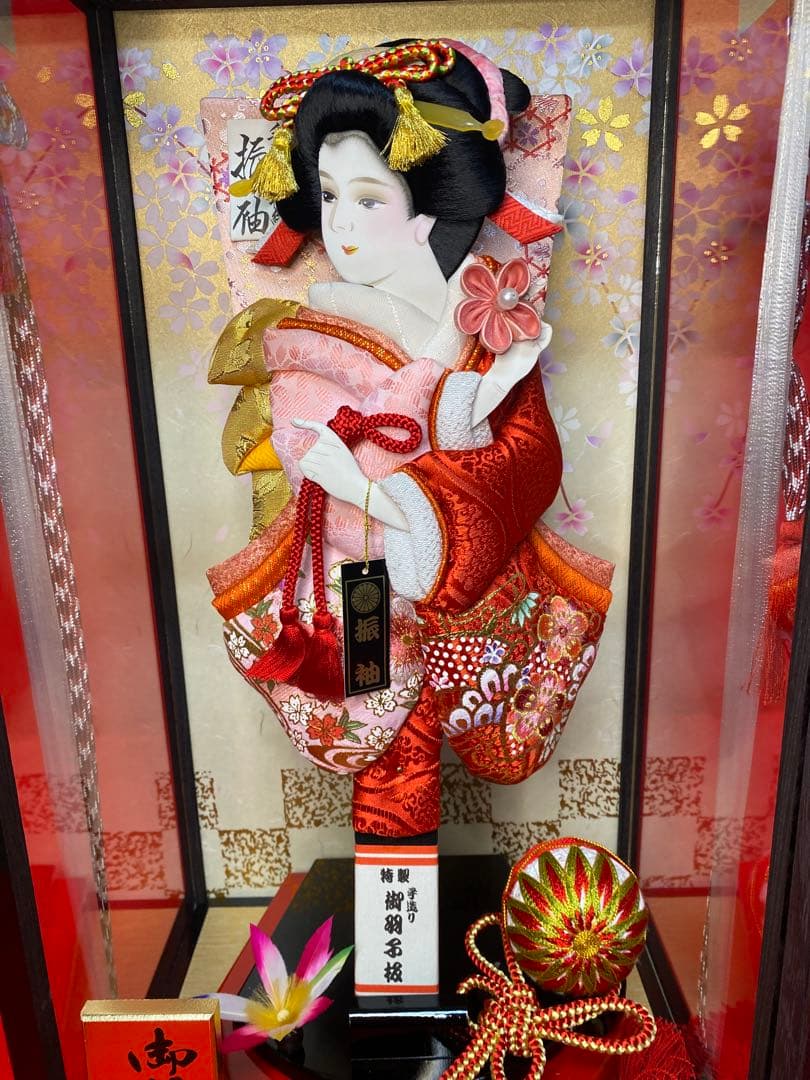 羽子板振袖刺繍金彩ガラスケース１３号・サイズ間口約２８×奥行約２３×高さ約５５㎝