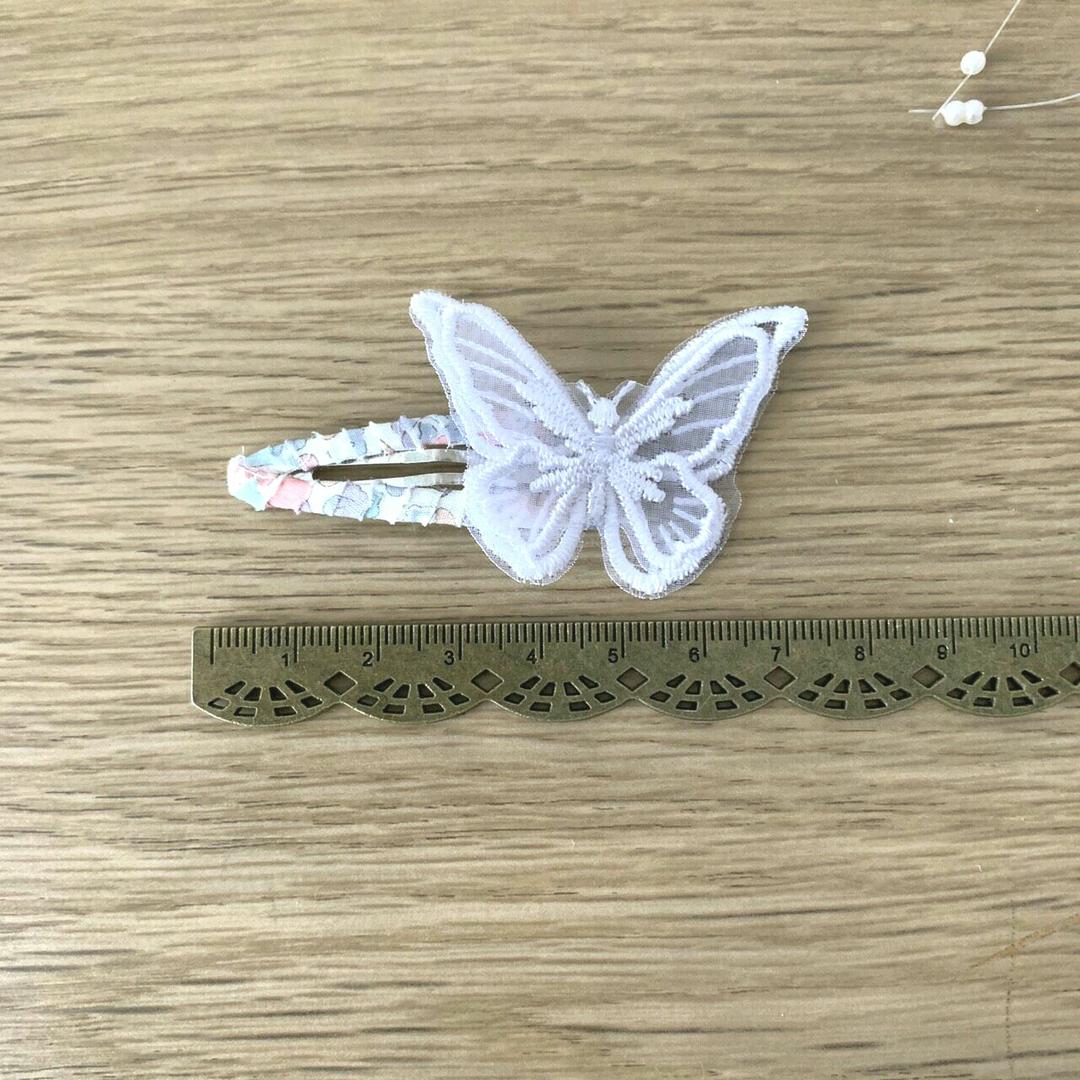 立体蝶々パッチンピン　リバティプリント使用　刺繍　パッチン留め