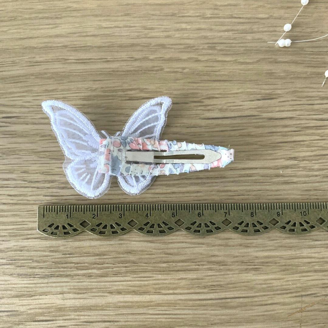 立体蝶々パッチンピン　リバティプリント使用　刺繍　パッチン留め