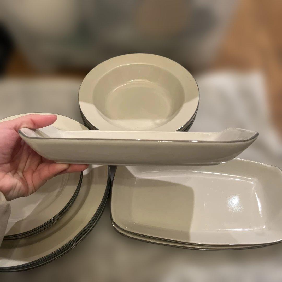 【新品未使用】クリーム色×グリーン縁の皿セット（4枚）