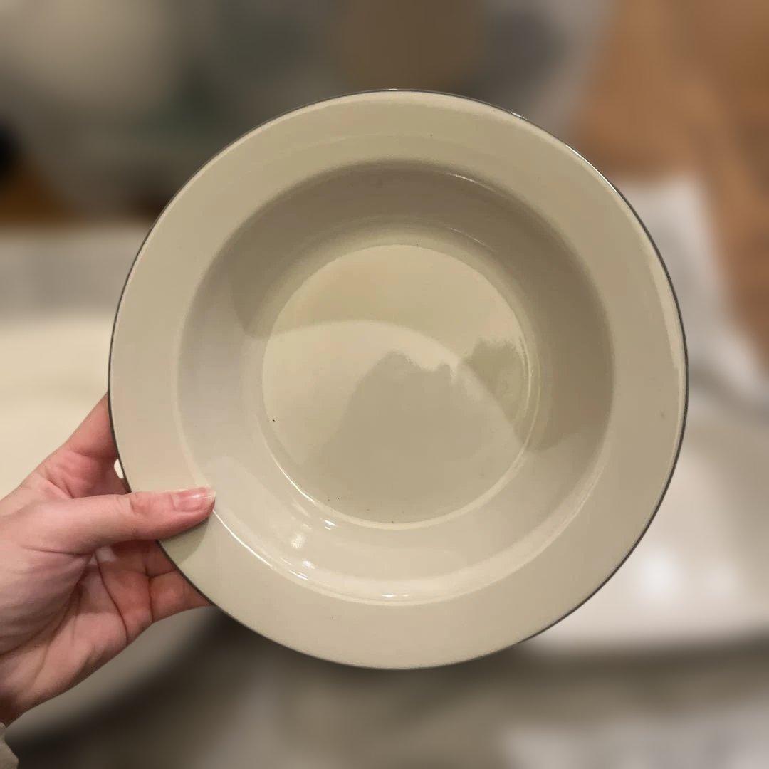 【新品未使用】クリーム色×グリーン縁の皿セット（4枚）
