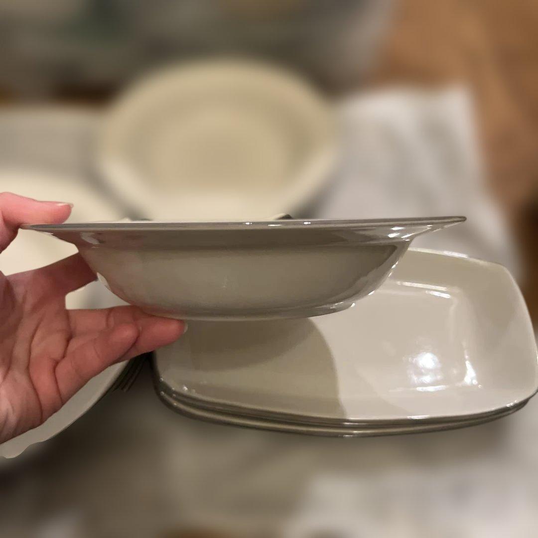 【新品未使用】クリーム色×グリーン縁の皿セット（4枚）