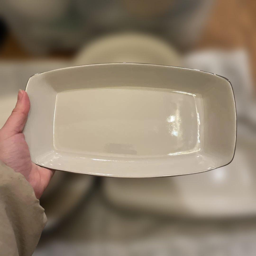 【新品未使用】クリーム色×グリーン縁の皿セット（4枚）