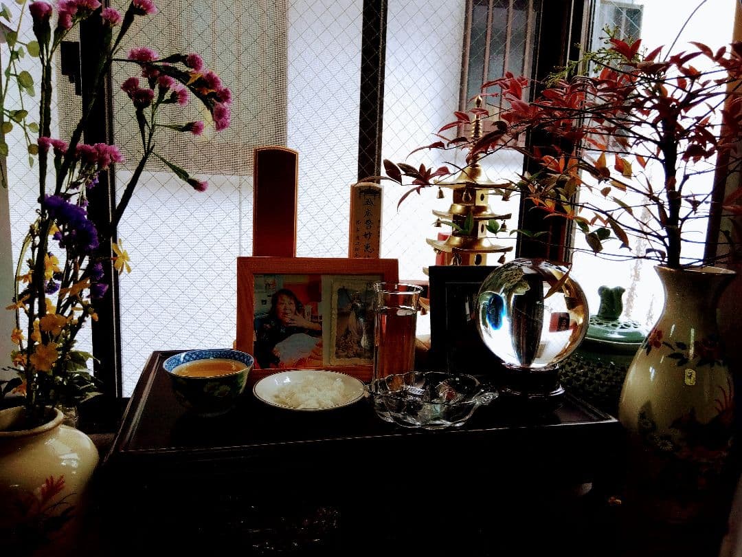 彫刻模様の陶器花瓶