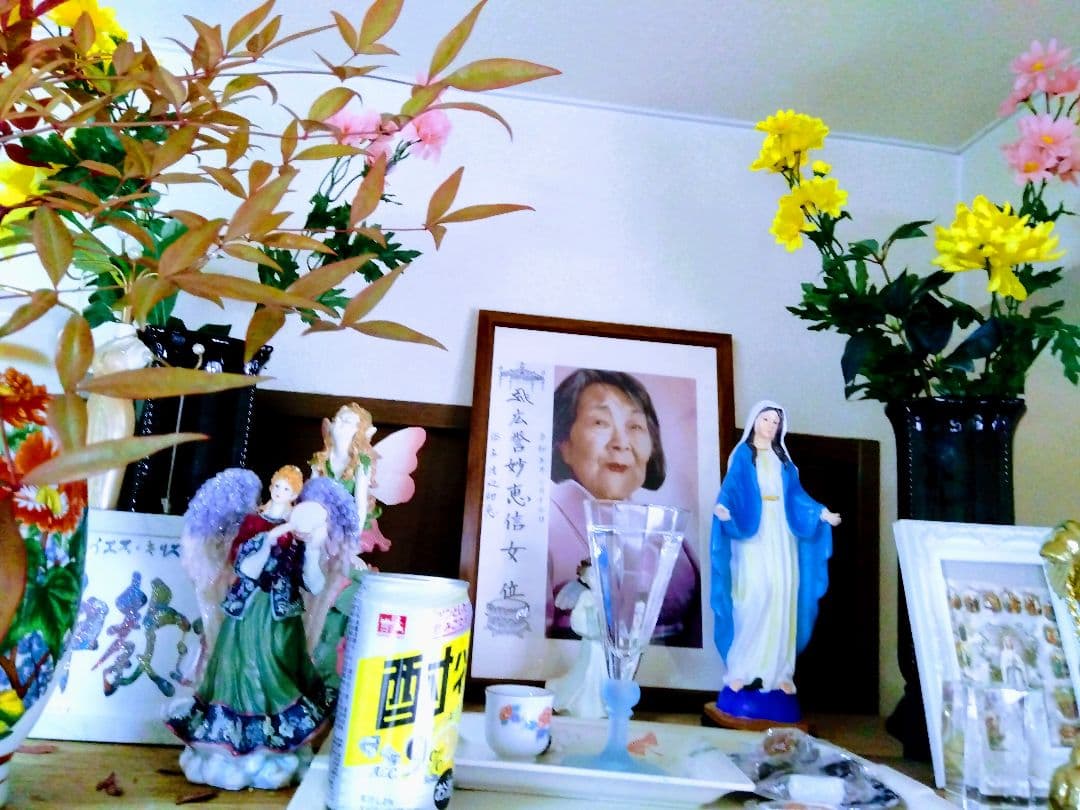 彫刻模様の陶器花瓶