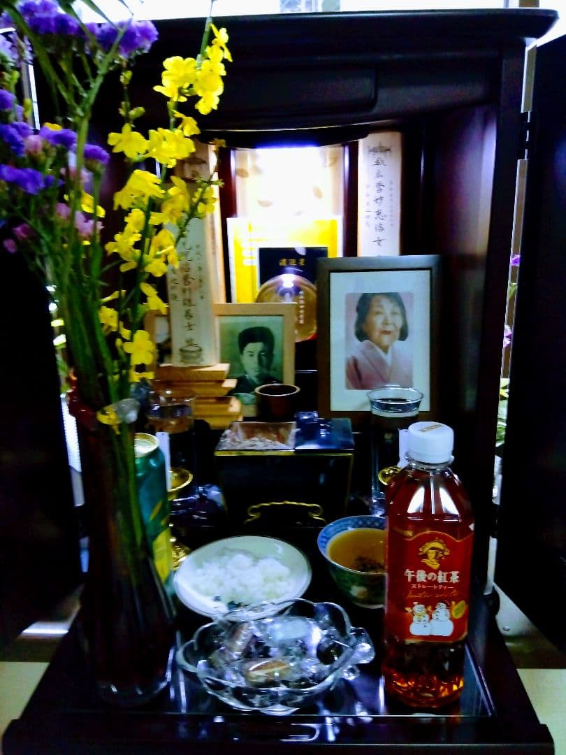 彫刻模様の陶器花瓶