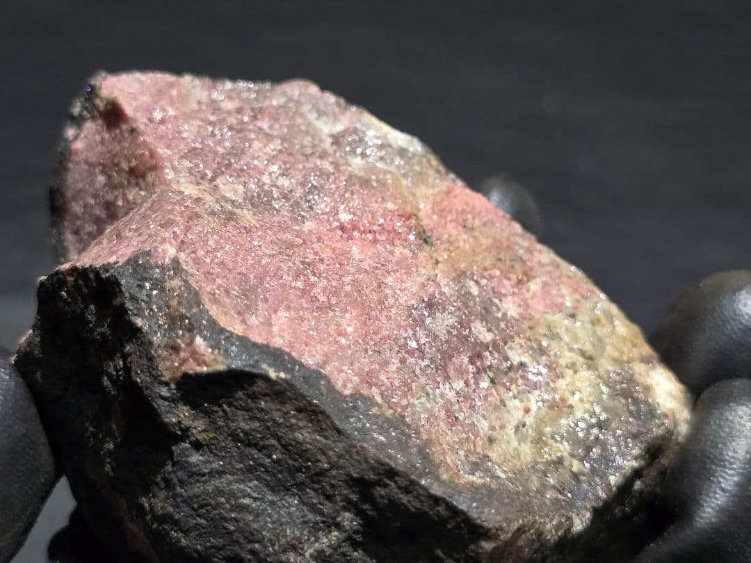 田口鉱山産 ロードクロサイト 菱マンガン鉱/ ロードナイト 薔薇輝石 自己採集