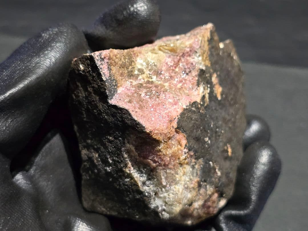 田口鉱山産 ロードクロサイト 菱マンガン鉱/ ロードナイト 薔薇輝石 自己採集