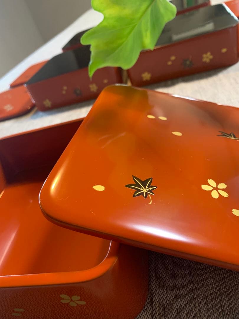 ￼輪島塗 小重（小ぶり重箱）五客　春秋蒔絵　桜　紅葉ちらし　木箱入未使用保管品