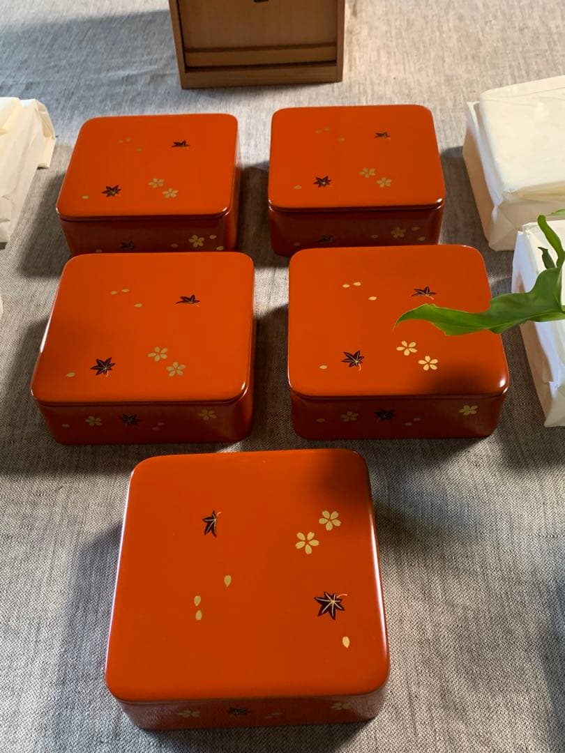 ￼輪島塗 小重（小ぶり重箱）五客　春秋蒔絵　桜　紅葉ちらし　木箱入未使用保管品