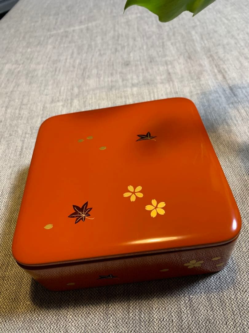 ￼輪島塗 小重（小ぶり重箱）五客　春秋蒔絵　桜　紅葉ちらし　木箱入未使用保管品