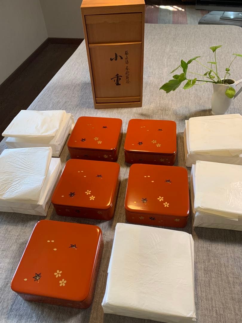 ￼輪島塗 小重（小ぶり重箱）五客　春秋蒔絵　桜　紅葉ちらし　木箱入未使用保管品