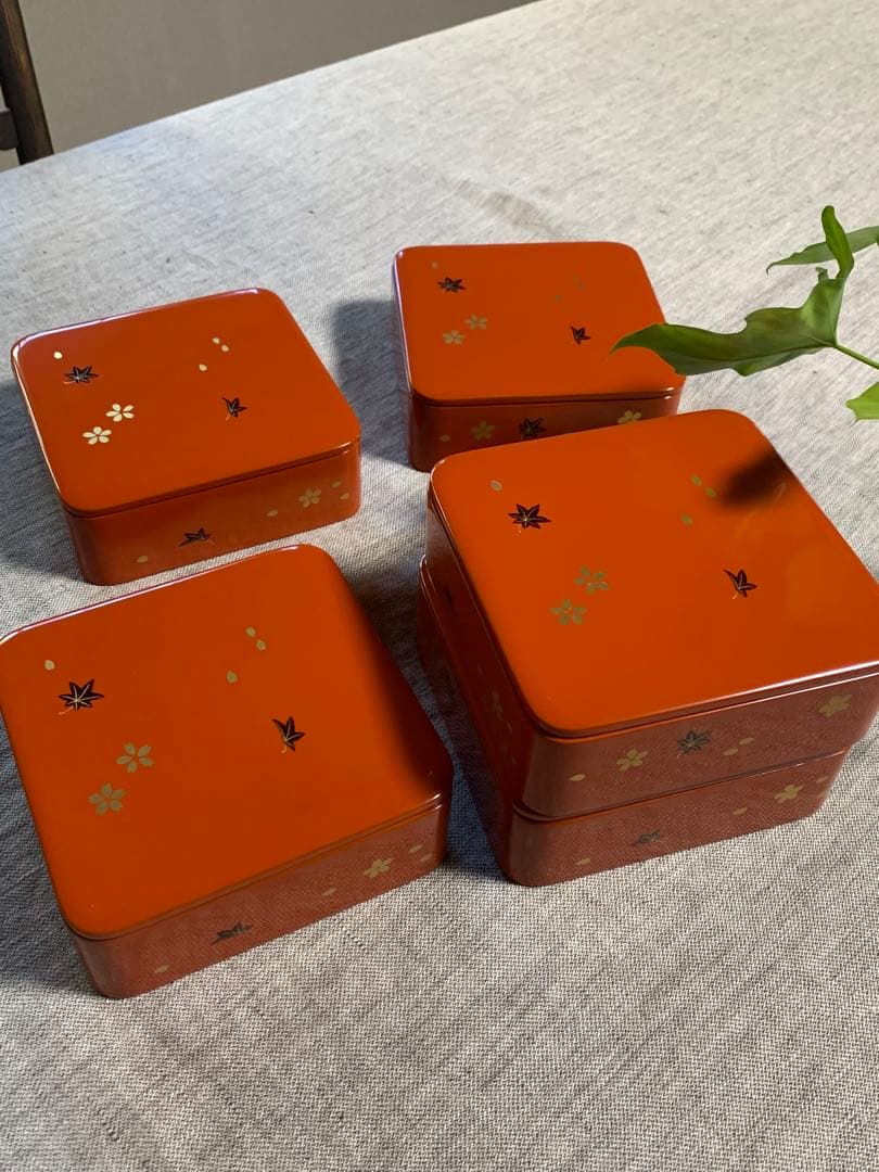 ￼輪島塗 小重（小ぶり重箱）五客　春秋蒔絵　桜　紅葉ちらし　木箱入未使用保管品