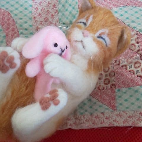 ※sale※羊毛フェルト(ウサギを抱いて寝てる仔猫)