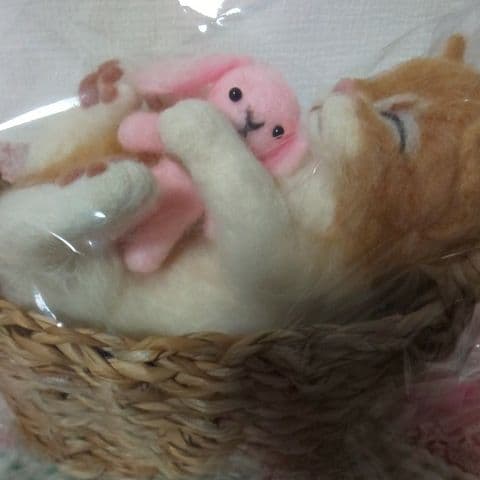 ※sale※羊毛フェルト(ウサギを抱いて寝てる仔猫)