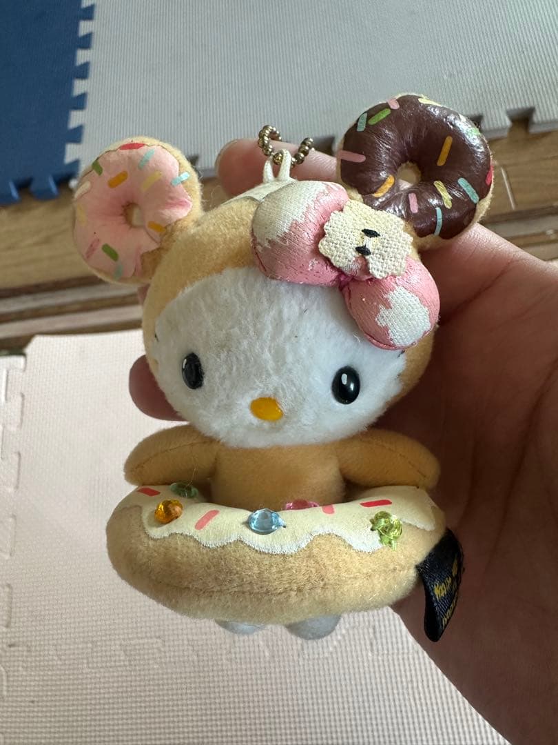 希少 ハローキティ ドーナツ型ぬいぐるみ