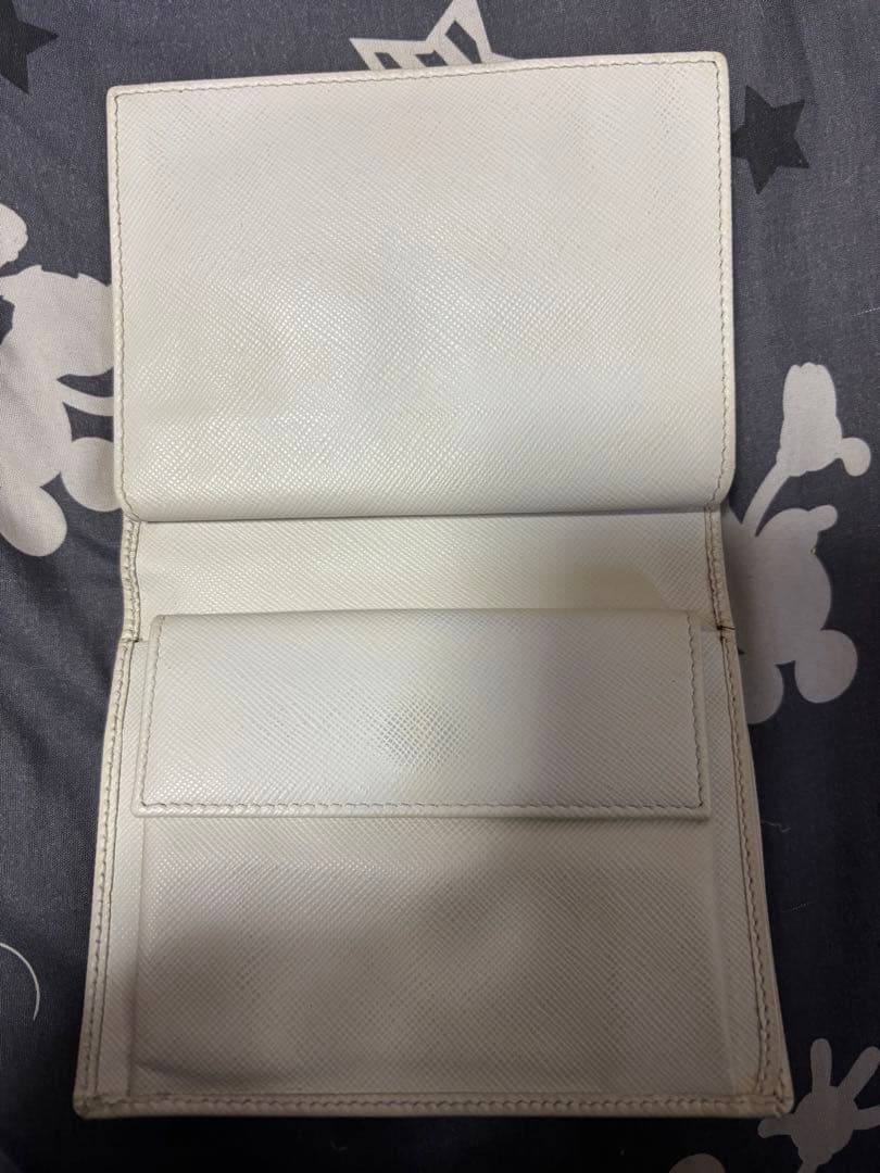 プラダ折りたたみ財布　白色