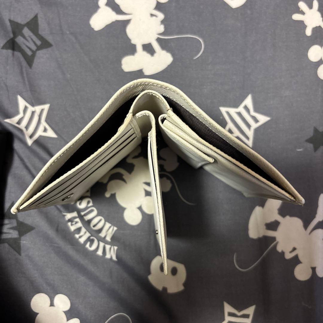 プラダ折りたたみ財布　白色