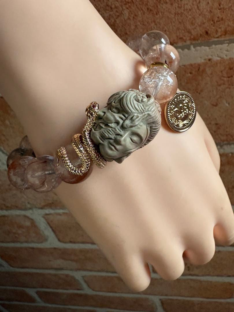 レッド系ラビットヘアに鬼と菩薩様のデザインブレスレット