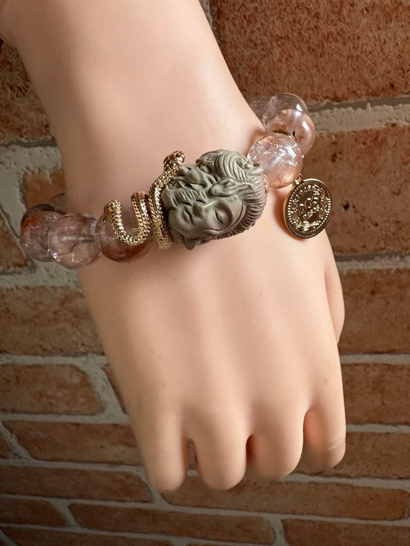 レッド系ラビットヘアに鬼と菩薩様のデザインブレスレット