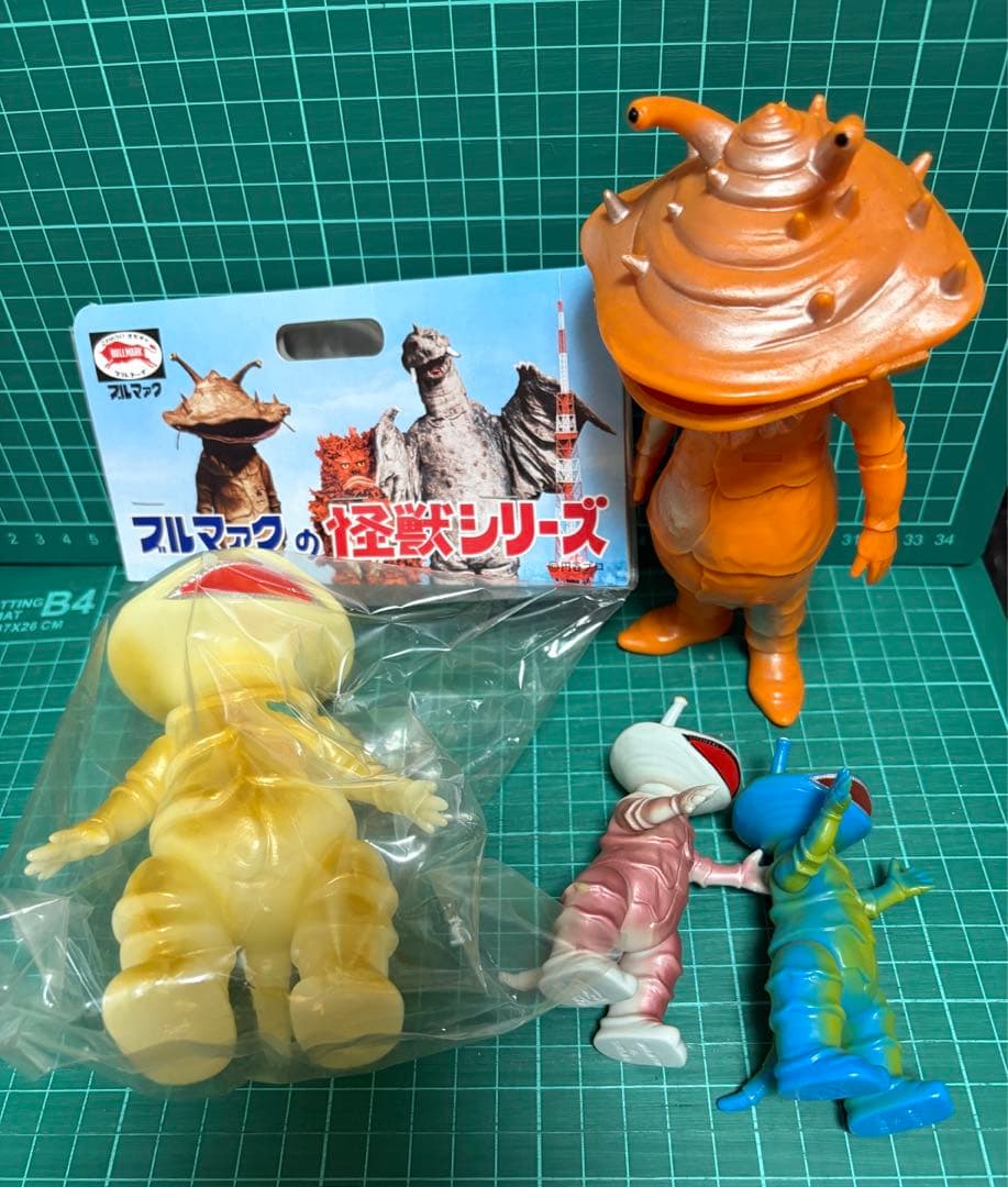 フルマックカネゴン★怪獣シリーズ ★カネゴンフィギュア4体セット　蓄光