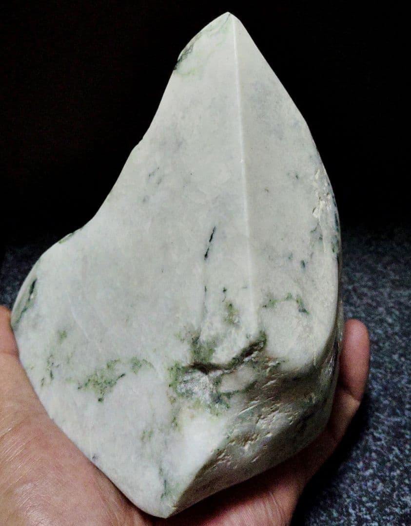 ★翡翠原石★糸魚川転石硬玉【横川・川ズレ・切り出し1389g】