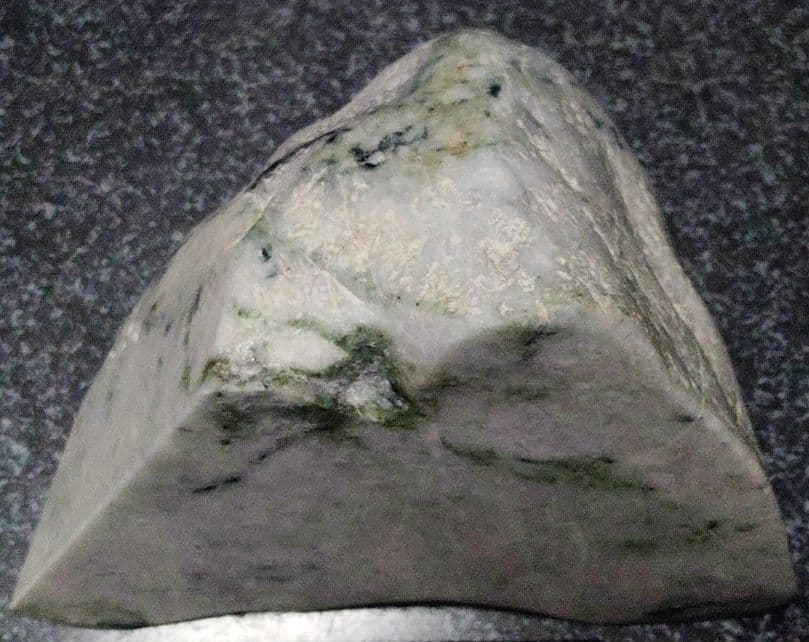 ★翡翠原石★糸魚川転石硬玉【横川・川ズレ・切り出し1389g】