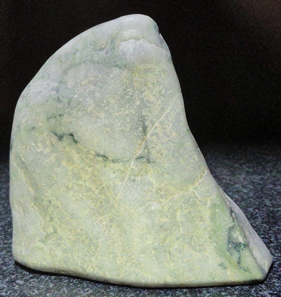 ★翡翠原石★糸魚川転石硬玉【横川・川ズレ・切り出し1389g】