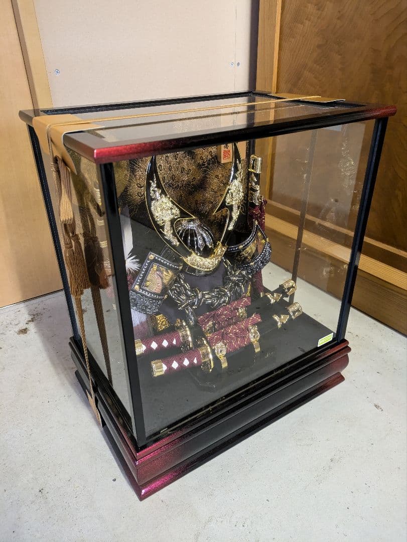 五月人形　吉徳　武士の鎧と刀剣セット ガラスケース付き