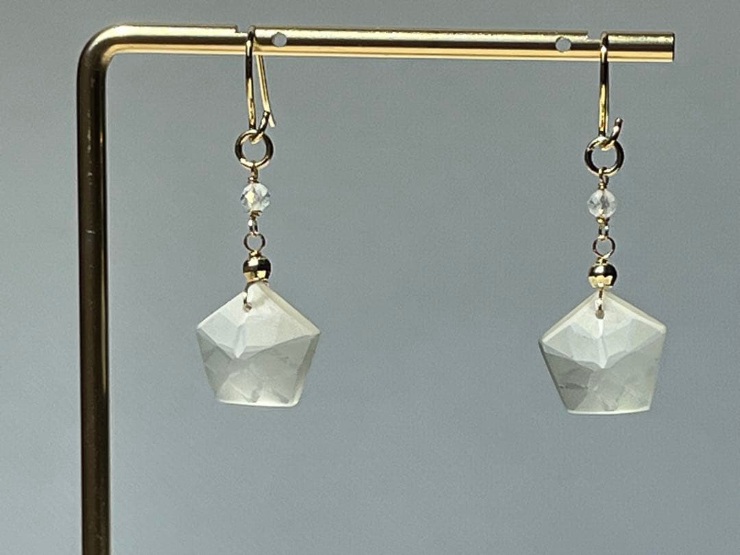 ＊14kgf ロッククリスタル プレシジョンハンドカットピアス