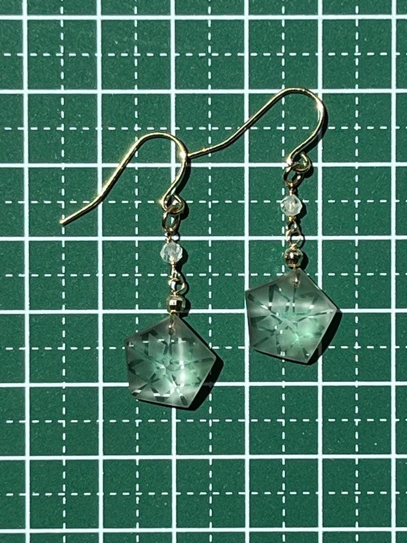 ＊14kgf ロッククリスタル プレシジョンハンドカットピアス