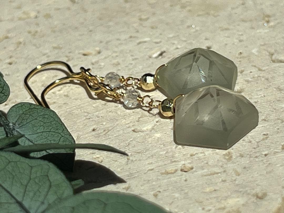 ＊14kgf ロッククリスタル プレシジョンハンドカットピアス