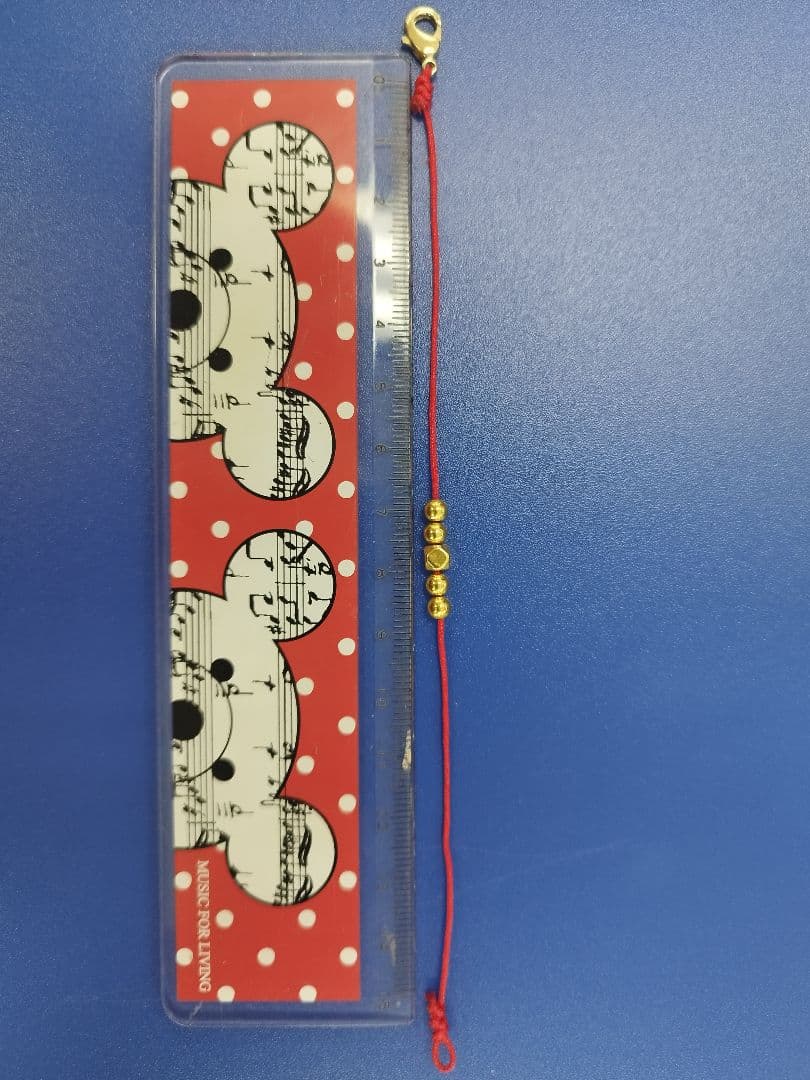 ハンドメイド 赤い紐のブレスレット