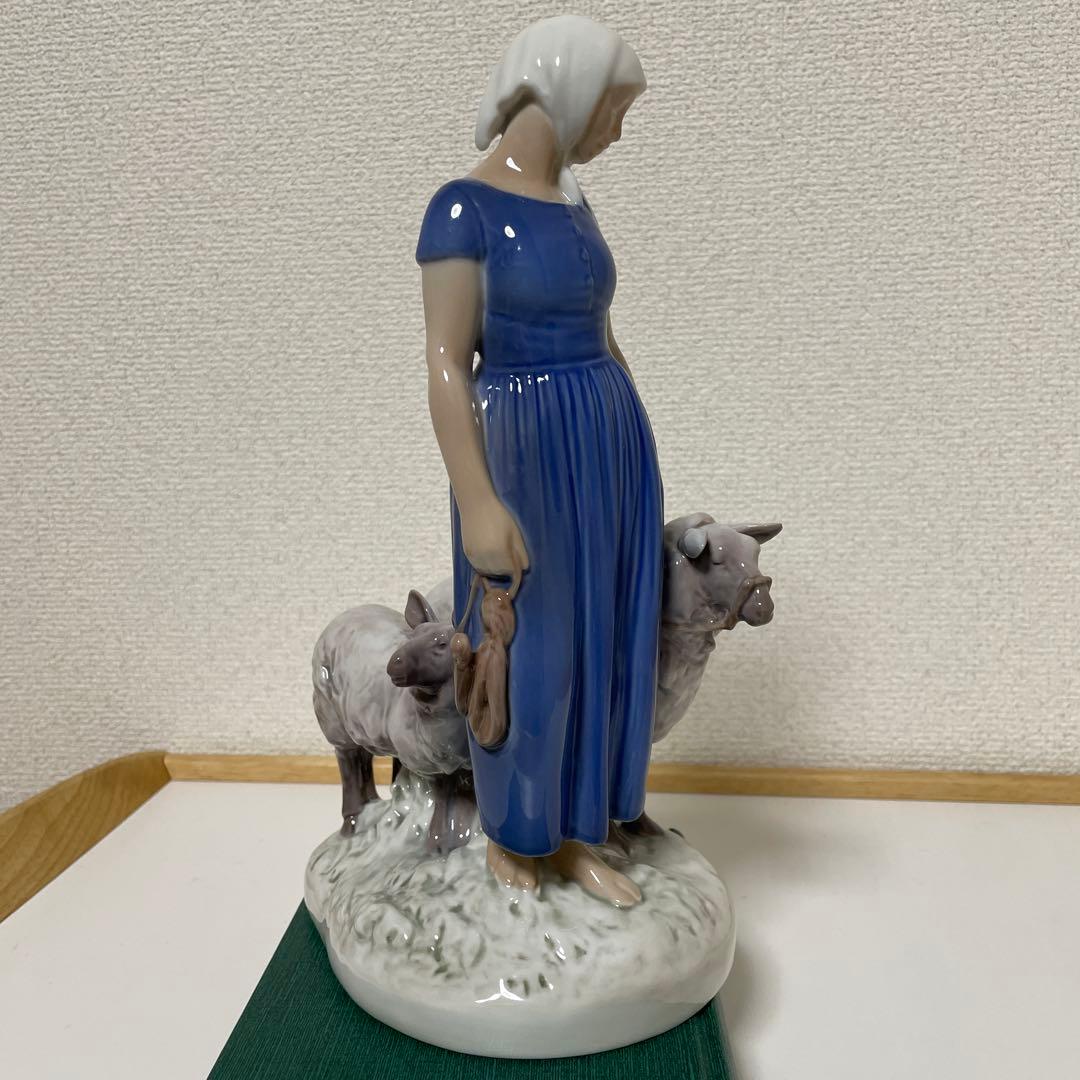 ・羊飼いの女性と３頭の羊・高さ２７cm・Ｂ＆Ｇ．・