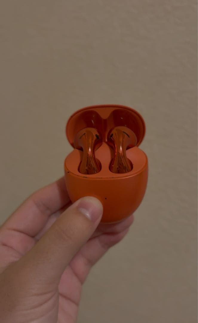 美品HUAWEI Freebuds ケース付　イヤホン