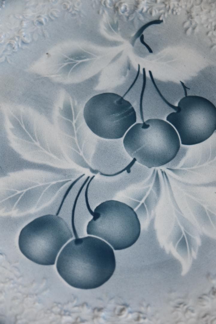 2枚組バドンヴィレー　花レリーフいっぱい　さくらんぼうの皿　フランスアンティーク