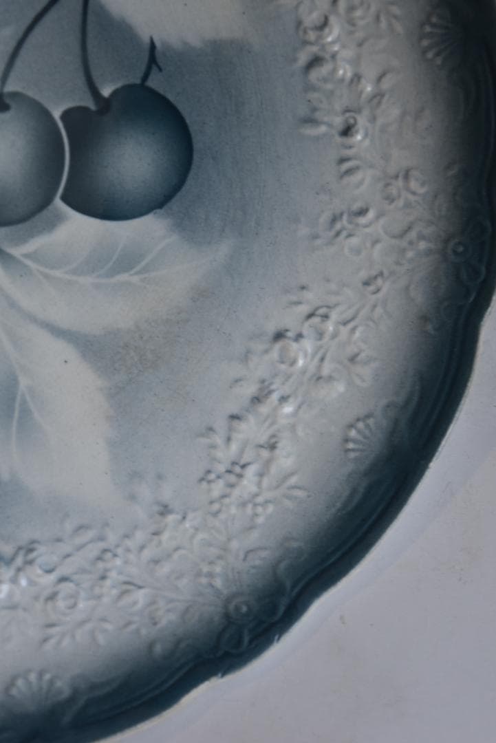 2枚組バドンヴィレー　花レリーフいっぱい　さくらんぼうの皿　フランスアンティーク