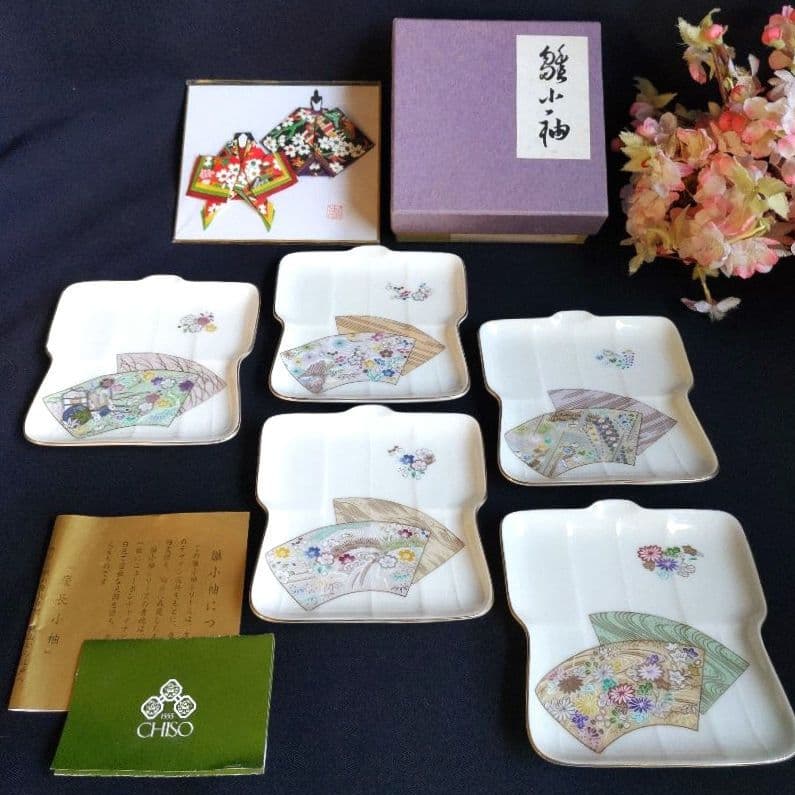 新品　千總　雛小袖　金彩色絵　菓子鉢　木箱／絵変わり　着物型小皿　紙箱　しおり付