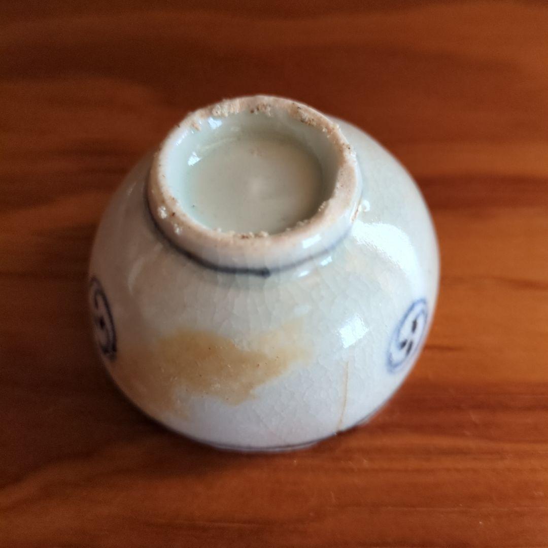 青白い小さな盃（ひび割れあり）初期伊万里の陶片　骨董品