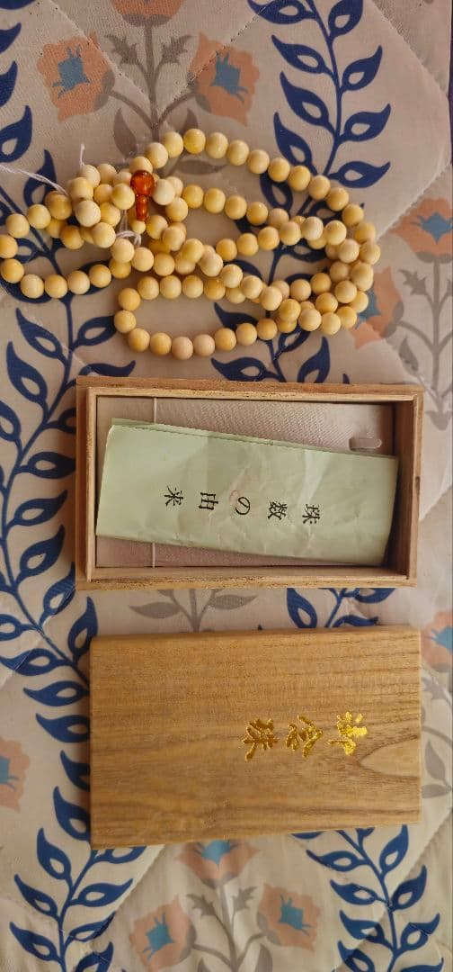 天然素材のロザリオ、108個のビーズ、木箱付き。