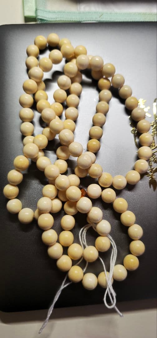 天然素材のロザリオ、108個のビーズ、木箱付き。