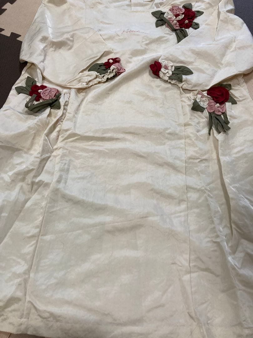 【新品未使用】POTECHINO 花柄刺繍長袖エプロン　白色ベージュ ポテチーノ