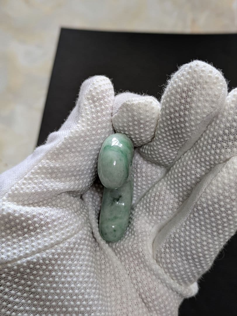 天然石 【ビッグサイズ翡翠】の【勾玉】です。サイズ は【約48㍉！】