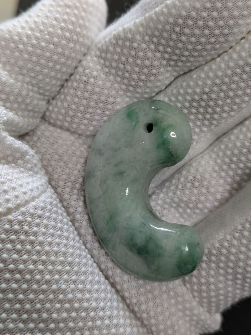 天然石 【ビッグサイズ翡翠】の【勾玉】です。サイズ は【約48㍉！】