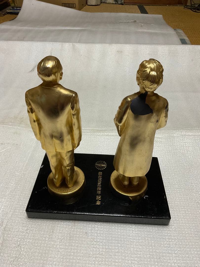 昭和天皇陛下様／御在位五十周年記念　記念立像【メタル製　金メッキ】。