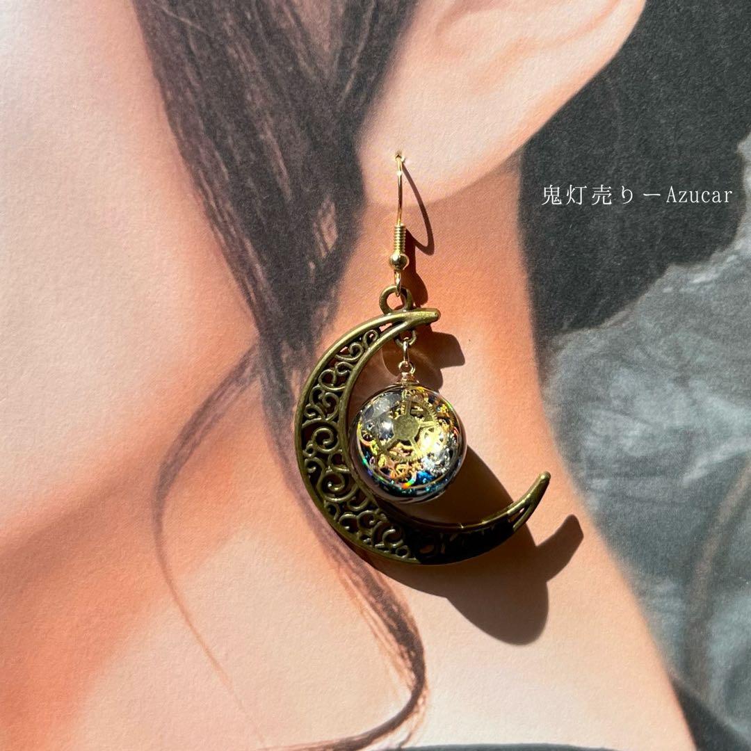 三日月と天球儀のアシンメトリーピアス（イヤリング）