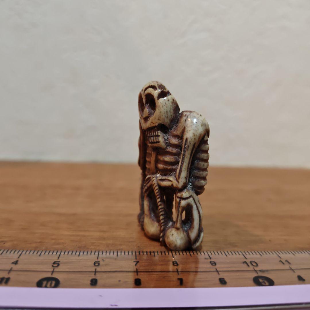 時代提物 骸骨根付 天然素材【ロダンの考える人のような骸骨】高4.8※自立します