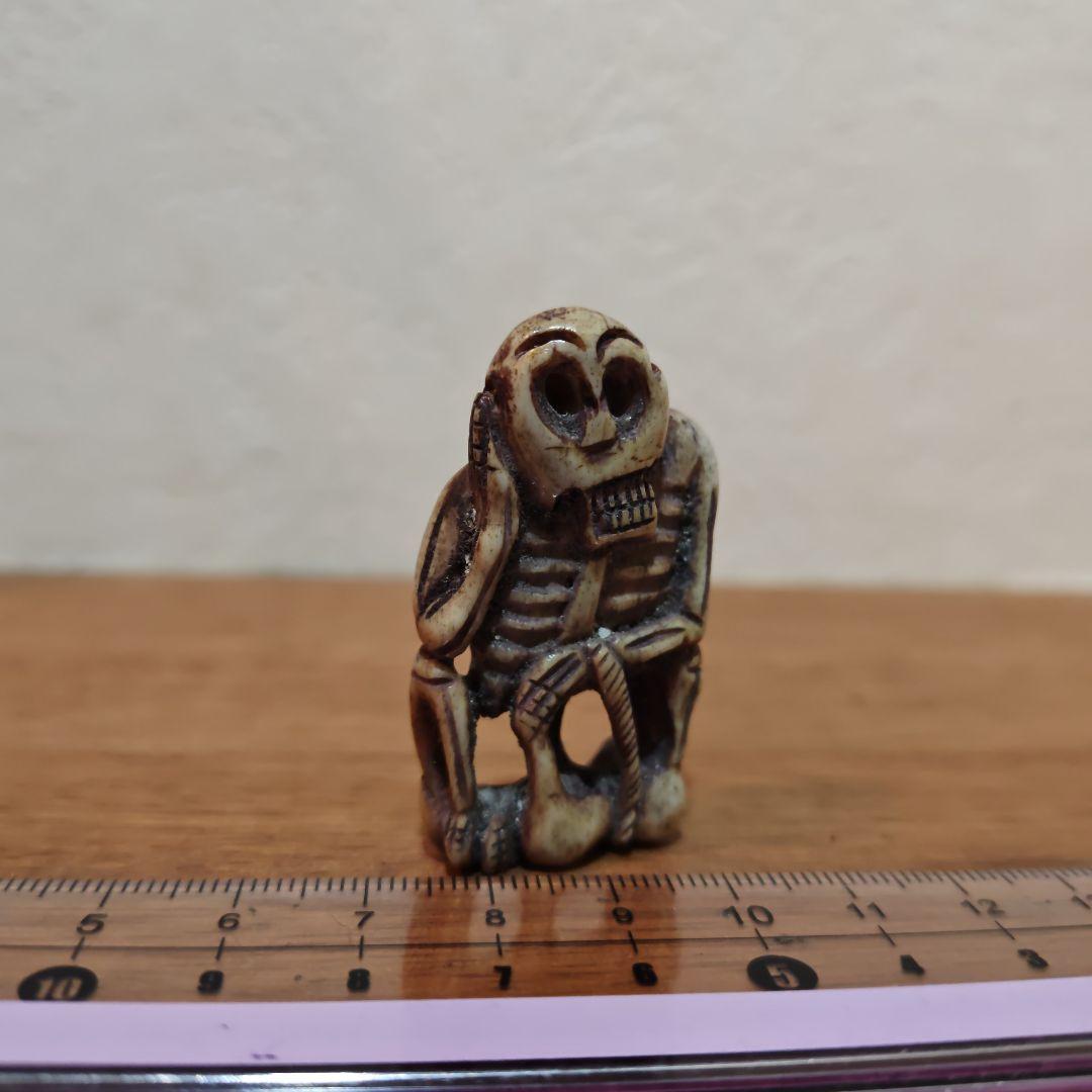 時代提物 骸骨根付 天然素材【ロダンの考える人のような骸骨】高4.8※自立します