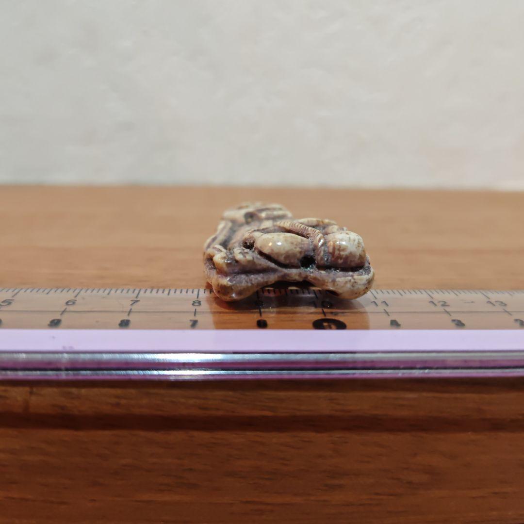 時代提物 骸骨根付 天然素材【ロダンの考える人のような骸骨】高4.8※自立します