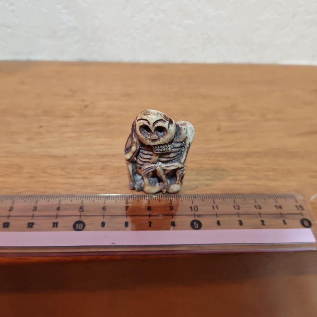 時代提物 骸骨根付 天然素材【ロダンの考える人のような骸骨】高4.8※自立します